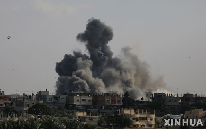 [가자지구= 신화/뉴시스] 가지자구의 라파 시의 민간거주지역에 이스라엘 공군이 10월 10일 대규모 폭격을 가한 뒤 검은 연기가 하늘을 뒤덮고 있다. 이 날 미국의 이스라엘 지원을 위한 첫 무기수송기가 이스라엘 공군기지에 도착했다. 가자지구의 사망자는 900명 부상자는 4500명으로 늘어났다. 2023.10.11.