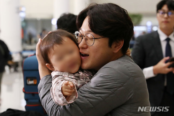 [인천공항=뉴시스] 조성우 기자 = 팔레스타인 무장 정파 하마스와 이스라엘 간 무력 충돌이 진행 중인 가운데 이스라엘 현지에 머물던 성지순례객 등 한국인 단기 체류자들이 11일 오전 인천국제공항 제2여객터미널을 통해 귀국했다. 한 시민이 이스라엘에서 돌아온 아이를 반갑게 맞이하고 있다. 2023.10.11. xconfind@newsis.com