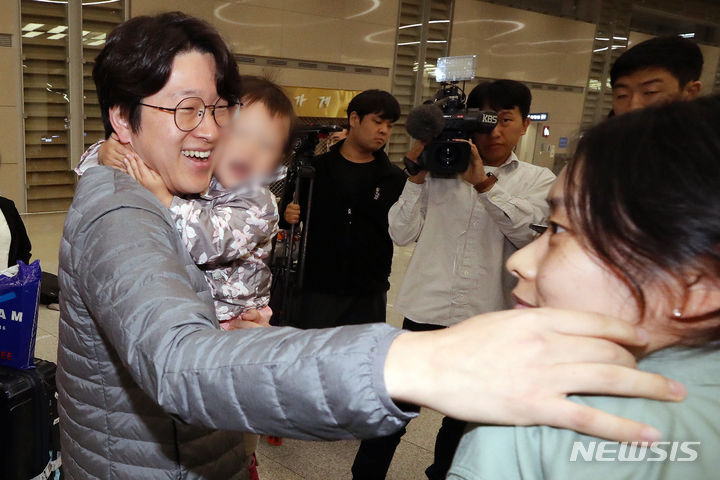 [인천공항=뉴시스] 조성우 기자 = 팔레스타인 무장 정파 하마스와 이스라엘 간 무력 충돌이 진행 중인 가운데 이스라엘 현지에 머물던 성지순례객 등 한국인 단기 체류자들이 11일 오전 인천국제공항 제2여객터미널을 통해 귀국했다. 한 시민이 귀국하는 아이와 부인을 반갑게 맞이하고 있다. 2023.10.11. xconfind@newsis.com