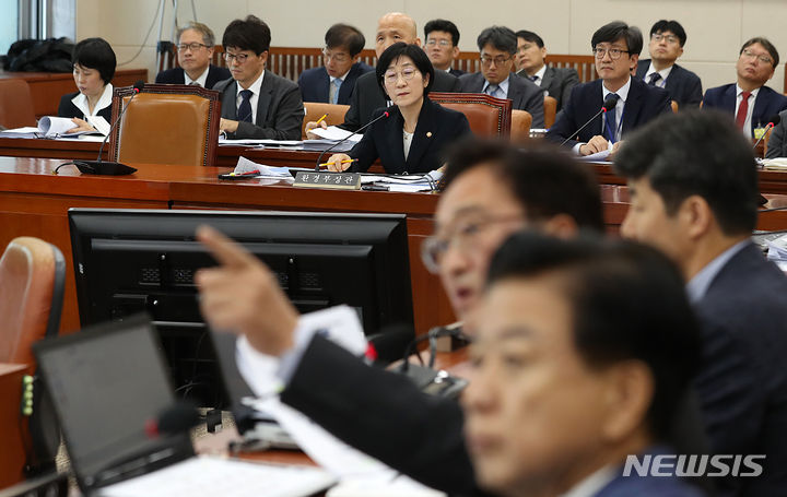 [서울=뉴시스] 이영환 기자 = 한화진 환경부 장관이 11일 오전 서울 여의도 국회에서 열린 환경부 국정감사에 참석해 우원식 더불어민주당 의원의 질의를 듣고 있다. 2023.10.11. 20hwan@newsis.com