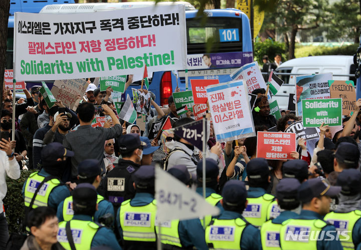 [서울=뉴시스] 조성우 기자 = 국내 거주 아랍인들과 노동자연대 회원들이 11일 오후 서울 중구 파이낸스빌딩 앞에서 팔레스타인 지지 집회를 열고 이스라엘의 가자지구 폭격을 규탄하고 있다. 2023.10.11. xconfind@newsis.com