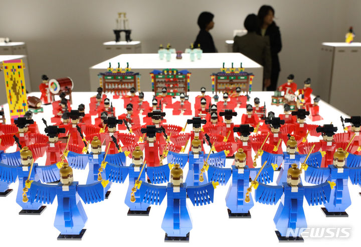 [서울=뉴시스] 황준선 기자 = 11일 오후 서울 중구 모리함 전시관에서 열린 '콜린진의 역사적인 레고' 전시회에 종묘제례악을 레고로 형상화한 작품이 전시돼 있다. 2023.10.11. hwang@newsis.com