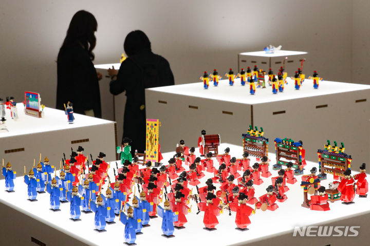 [서울=뉴시스] 황준선 기자 = 11일 오후 서울 중구 모리함 전시관에서 열린 '콜린진의 역사적인 레고' 전시회에 종묘제례악을 레고로 형상화한 작품이 전시돼 있다. 2023.10.11. hwang@newsis.com