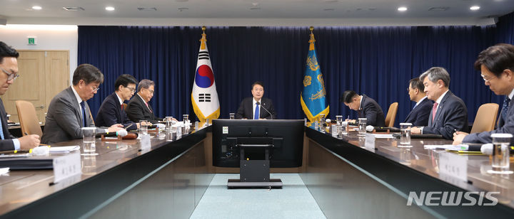 [서울=뉴시스] 전신 기자 = 윤석열 대통령이 11일 서울 용산 대통령실 청사에서 열린 긴급 경제·안보 점검회의를 주재하고 있다. 2023.10.11. photo1006@newsis.com