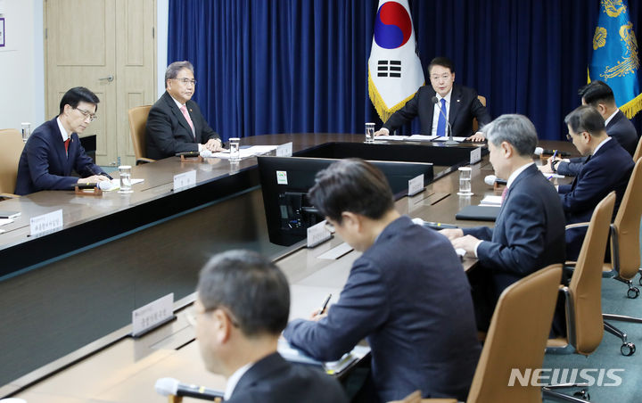 [서울=뉴시스] 전신 기자 = 윤석열 대통령이 11일 서울 용산 대통령실 청사에서 열린 긴급 경제·안보 점검회의를 주재하고 있다. 2023.10.11. photo1006@newsis.com