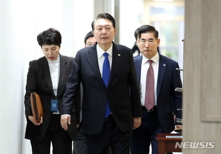 [서울=뉴시스] 전신 기자 = 윤석열 대통령이 11일 서울 용산 대통령실 청사에서 열린 긴급 경제·안보 점검회의에 참석하고 있다. 2023.10.11. photo1006@newsis.com