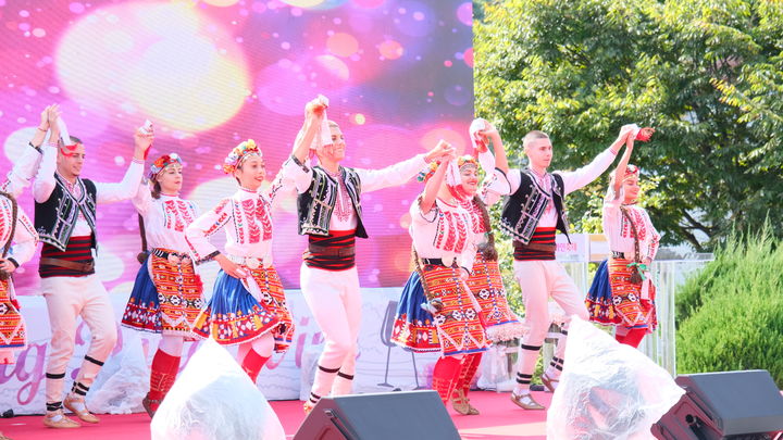 [영동=뉴시스] 안성수 기자 = 12일 충북 영동군에서 열린 2023 영동세계민속축제에서 불가리아 공연단이 전통 공연을 선보이고 있다. (사진=영동군 제공) 2023.10.12. photo@newsis.com *재판매 및 DB 금지
