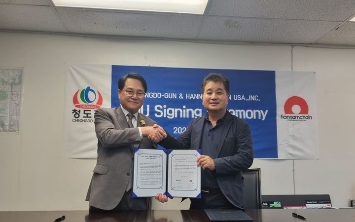 미국LA 현지에서 업무협약을 체결한 김하수 청도군수(왼쪽)와 구정완 한남체인USA 대표 *재판매 및 DB 금지