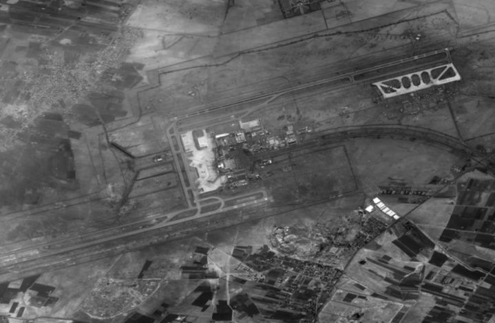 [서울=뉴시스]﻿﻿이스라엘이 22일(현지시간) 시리아 내 주요 공항 2곳을 겨냥해 또 공습을 단행했다. 사진은 지난 12일 이스라엘군의 공습을 받은 다마스쿠스 공항의 모습. 2023.10.22