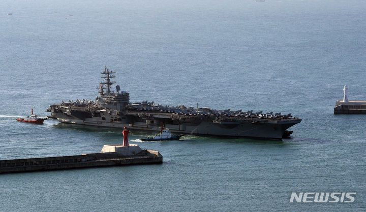 [부산=뉴시스] 하경민 기자 = 미국 해군의 핵추진 항공모함 '로널드 레이건함'(CVN-76)이 12일 부산 남구 해군작전사령부 부산작전기지에 입항하고 있다. '떠다니는 군사기지'로 불리는 이 항모는 길이 332.8m, 폭 77.8m 규모이며, 비행갑판의 면적은 축구장의 3배 크기다. 특히 FA-18(슈퍼호넷), F-35C 전투기 등 80여 대의 항공기를 탑재하고, 승조원도 6000여 명에 달한다. 2023.10.12. yulnetphoto@newsis.com
