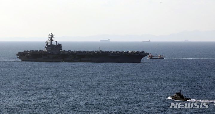 [서울=뉴시스] 박진희 기자 = 미국 핵 추진 항공모함 로널드 레이건함(CVN-76)이 12일 부산 남구 해군작전사령부 부산작전기지로 입항하고 있다. 이번 입항은 "미국 확장억제의 정례적 가시성 증진과 한미동맹 70주년을 기념해 한미 우호협력을 제고를 위한 미 항모강습단의 방한"이라고 국방부는 밝혔다. 2023.10.12. pak7130@newsis.com