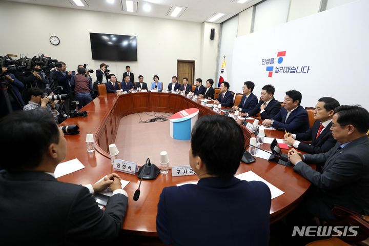 국민의힘 최고위원회의. [서울=뉴시스] 조성봉 기자 = 김기현 국민의힘 대표가 12일 오전 서울 여의도 국회에서 열린 국민의힘 최고위원회의에서 발언을 하고 있다. 2023.10.12. suncho21@newsis.com