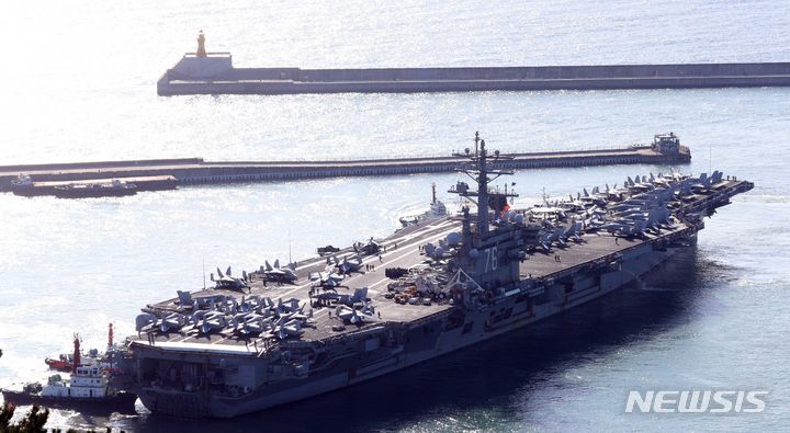 [부산=뉴시스] 하경민 기자 = 미국 해군의 핵추진 항공모함 '로널드 레이건함'(CVN-76)이 12일 부산 남구 해군작전사령부 부산작전기지에 입항하고 있다. '떠다니는 군사기지'로 불리는 이 항모는 길이 332.8m, 폭 77.8m 규모이며, 비행갑판의 면적은 축구장의 3배 크기다. 특히 FA-18(슈퍼호넷), F-35C 전투기 등 80여 대의 항공기를 탑재하고, 승조원도 6000여 명에 달한다. 2023.10.12. yulnetphoto@newsis.com