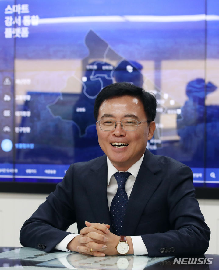 [서울=뉴시스] 김진아 기자 = 진교훈 강서구청장이 12일 오전 서울 강서구청 구청장실에서 사무 인계·인수서에 서명 후 인사말을 하고 있다. 2023.10.12. bluesoda@newsis.com