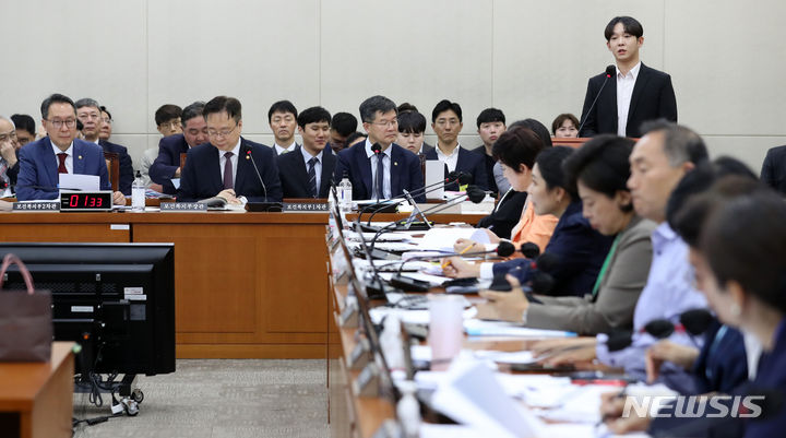 [서울=뉴시스] 이영환 기자 = 가수 남태현이 12일 오후 서울 여의도 국회에서 열린 보건복지부 등 국정감사에 참고인으로 출석해 마약 재활 정책 및 재활치료 관련 발언을 하고 있다. 2023.10.12. 20hwan@newsis.com