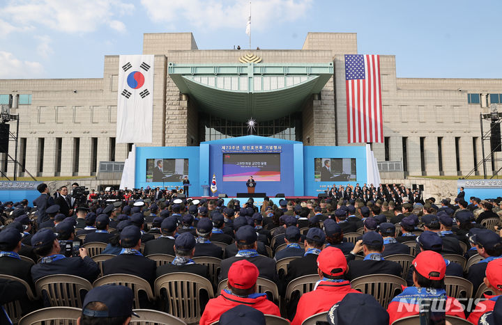 [서울=뉴시스] 홍효식 기자 = 윤석열 대통령이 12일 오후 서울 용산 전쟁기념관 평화의 광장에서 열린 제73주년 장진호 전투 기념행사에서 기념사하고 있다. (대통령실통신사진기자단) 2023.10.12. yesphoto@newsis.com
