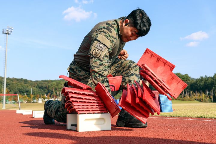 [서울=뉴시스] 11~13일까지 육군특수전사령부에서 진행된 특공무술 경연대회에 참여한 장병이 격파 종목에 도전하고 있다. (사진=육군 제공) 2023.10.13. photo@newsis.com *재판매 및 DB 금지