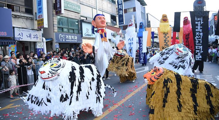 [거창=뉴시스] 거창군청 군민의날 기념 거리퍼레이드 *재판매 및 DB 금지	 *재판매 및 DB 금지