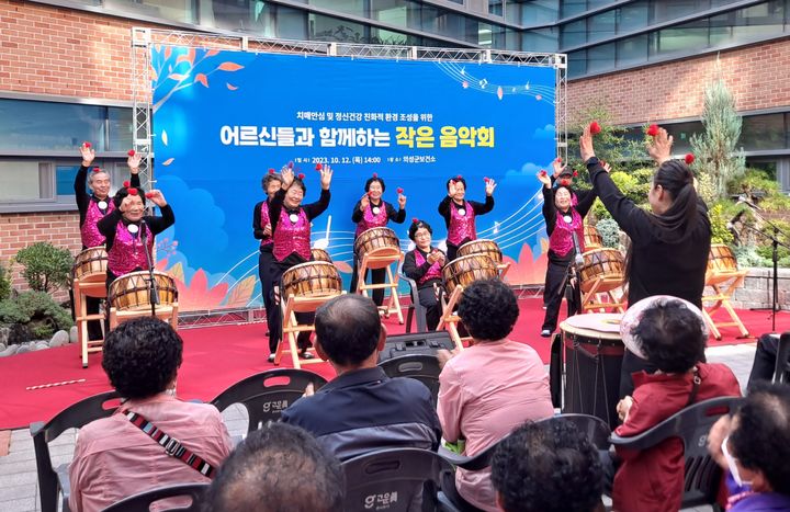 의성군보건소 야외정원에서 열린 '작은음악회'에서 치매보듬마을의 난타공연이 펼쳐지고 있다. (사진=의성군 제공) *재판매 및 DB 금지