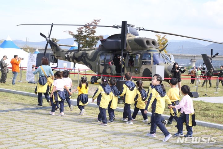 [칠곡=뉴시스] 박홍식 기자 = 13일 경북 칠곡군 칠곡보 생태공원에서 열린 '제10회 낙동강 세계평화문화 대축전'과 '제14회 낙동강지구 전투 전승행사' 개막식에 앞서 어린이들이 군 장비 견학을 하고 있다. 2023.10.13 phs6431@newsis.com