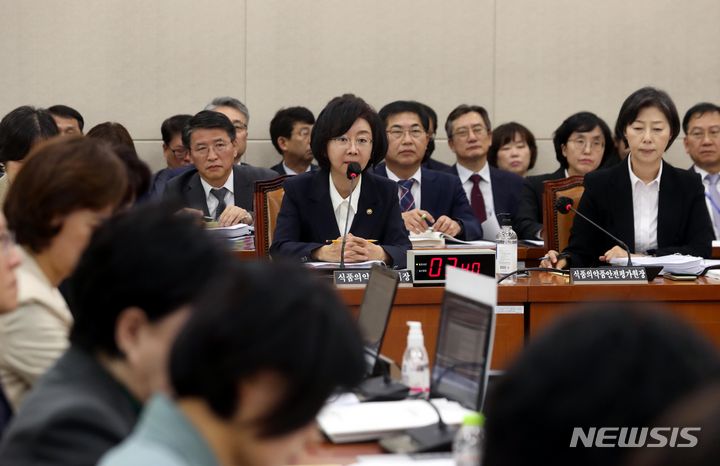 답변하는 오유경 식약처장. [서울=뉴시스] 조성봉 기자 = 13일 오전 서울 여의도 국회에서 열린 보건복지위 국정감사에서 오유경 식품의약품안전처 처장이 의원들의 질의에 답변하고 있다. 2023.10.13. suncho21@newsis.com