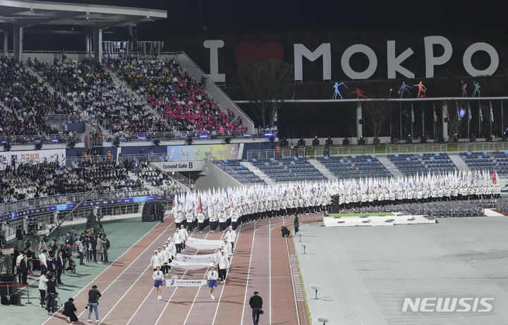 [목포=뉴시스] 김근수 기자 = 13일 전남 목포시 목포종합경기장에서 열린 제104회 전국체육대회 개회식에서 참가 선수단 깃발이 입장하고 있다.<BR> 13. ks@newsis.com