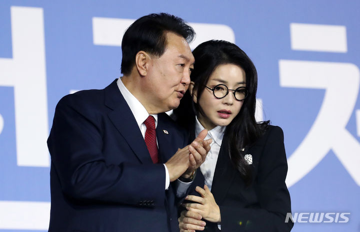 대법 "尹 특활비, 대통령기록관 이관…공개 불가"