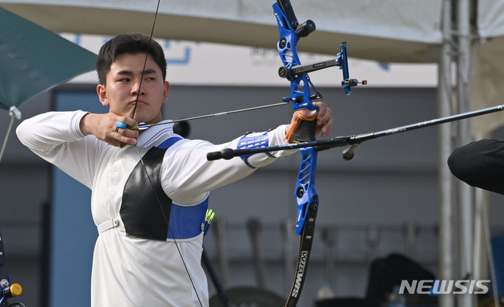 [광주=뉴시스] 이영주 기자 = 14일 오전 광주 남구 광주국제양궁장에서 열린 제104회 전국체전 양궁 리커브 남자일반부 90m·70m 경기, 김제덕(예천군청)이 활시위를 당기고 있다. 2023.10.14. leeyj2578@newsis.com