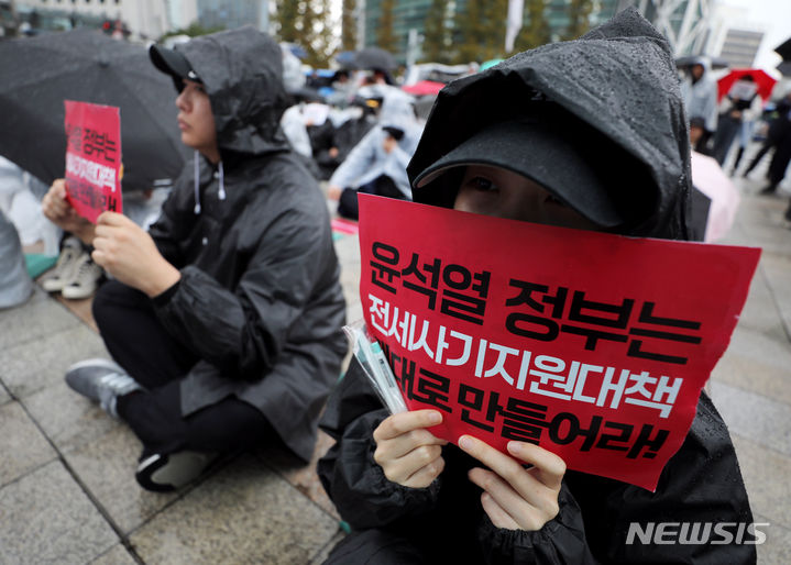 [서울=뉴시스] 김진아 기자 = 14일 오후 서울 종로구 보신각 앞에서 열린 '전국 전세사기·깡통전세 피해자 집중 집회'에서 피해자들이 손팻말을 들고 있다. 2023.10.14. bluesoda@newsis.com