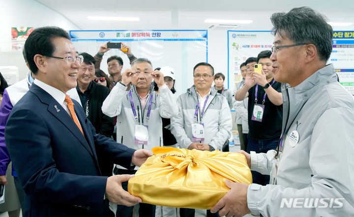 [목포=뉴시스] 이창우 기자=김영록 전남도지사(왼쪽)가 14일 오후 목포종합경기장 제104회 전국체전 각시·도 상황실을 방문, 관계자들을 격려하고 선전을 당부하고 있다. (사진=전남도 제공) 2023.10.14. photo@newsis.com *재판매 및 DB 금지