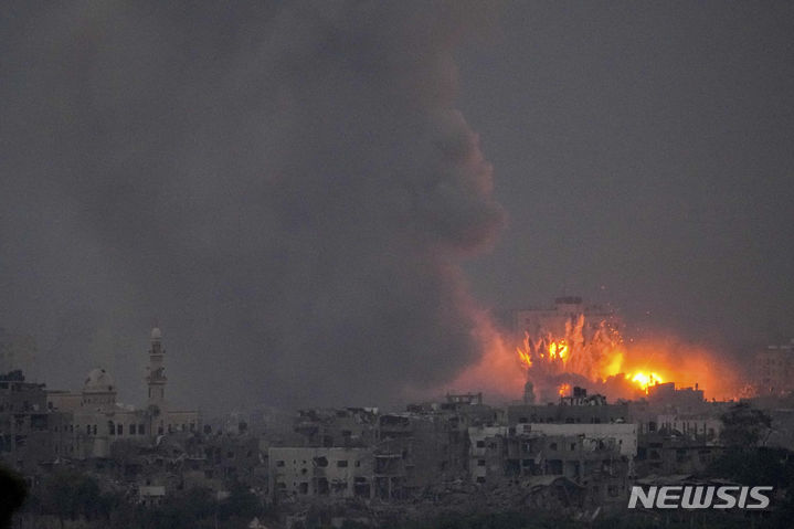 [가자지구=AP/뉴시스] 14일(현지시각) 이스라엘의 공습을 받은 팔레스타인 가자지구에서 화염과 연기가 치솟고 있다. 2023.10.15.