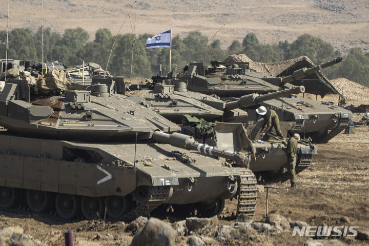 [텔아이브=AP/뉴시스] 지난 10월14일 부터 장소가 알려지지 않은 이스라엘과 레바논 국경 인근에 이스라엘 전차들이 주둔해 있다. 2023.12.13.