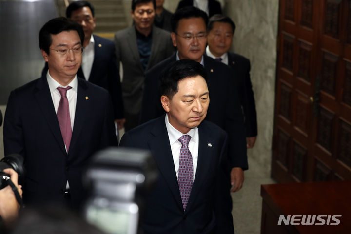 [서울=뉴시스] 이영환 기자 = 김기현 국민의힘 대표와 이철규 전 사무총장, 유상범, 강민국 전 대변인이 15일 오후 서울 여의도 국회에서 열린 비공개 의원총회에 참석하고 있다. 2023.10.15. 20hwan@newsis.com