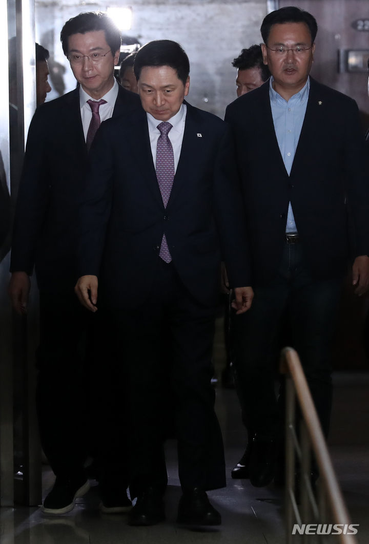 [서울=뉴시스] 이영환 기자 = 김기현 국민의힘 대표와 유상범, 강민국 전 수석대변인이 15일 오후 서울 여의도 국회에서 열린 비공개 의원총회에 참석하고 있다. 2023.10.15. 20hwan@newsis.com