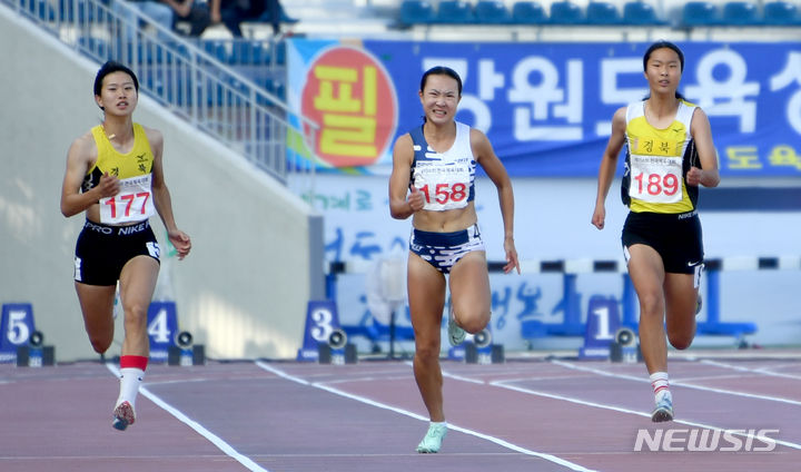 [목포=뉴시스] 류형근 기자 = 15일 오후 전남 목포시 목포종합경기장에서 열린 104회 전국체육대회 육상 100m 여자 고등부 결승경기, 전남 이은빈(전남체고)이 12.05의 기록으로 1위를 차지하고 있다. 2023.10.15. hgryu77@newsis.com