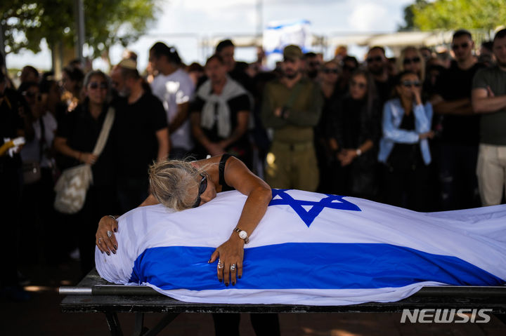 [텔아비브=AP/뉴시스]하마스의 이스라엘 공격으로 희생된 이스라엘측 사망자수 추정치가 10일(현지시간) 1400명에서 1200명으로 줄었다. 사진은 지난달 15일 이스라엘 텔아비브 교외 크파르 사바에서 하마스 공격으로 숨진 이스라엘인의 장례식. 2023.11.11.