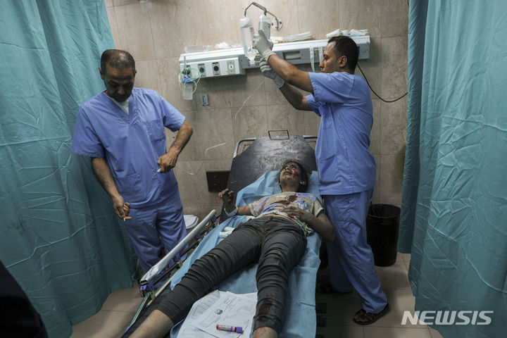 [데이르 알발라=AP/뉴시스] 15일(현지시각) 가자지구 데이르 알발라의 알아크사 병원에서 이스라엘의 공습으로 부상한 팔레스타인 소녀가 치료받고 있다. 2023.10.16.