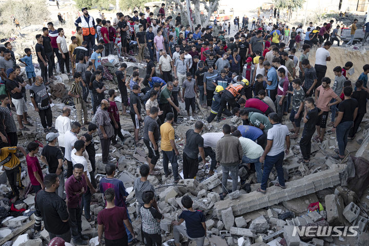 [칸유니스=AP/뉴시스] 16일(현지시각) 가자지구 칸 유니스에서 팔레스타인 주민들이 이스라엘의 공습으로 무너진 건물 잔해를 맨손으로 뒤지며 생존자를 찾고 있다. 2023.10.16.