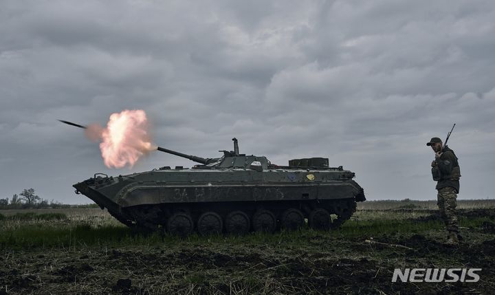 [아우디이우카=AP/뉴시스] 지난 4월 사진에서 우크라이나군이 도네츠크주 아우디이우카 인근에서 러시아군 진지를 향해 발포하고 있다. 2023.11.15.