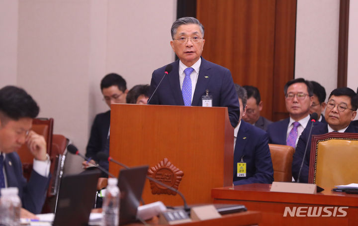 [서울=뉴시스] 추상철 기자 = 이한준 한국토지주택공사(LH) 사장이 16일 오전 서울 여의도 국회에서 열린 국토교통위원회의 한국토지주택공사 등에 대한 국정감사에 출석해 업무보고를 하고 있다. 2023.10.16. scchoo@newsis.com