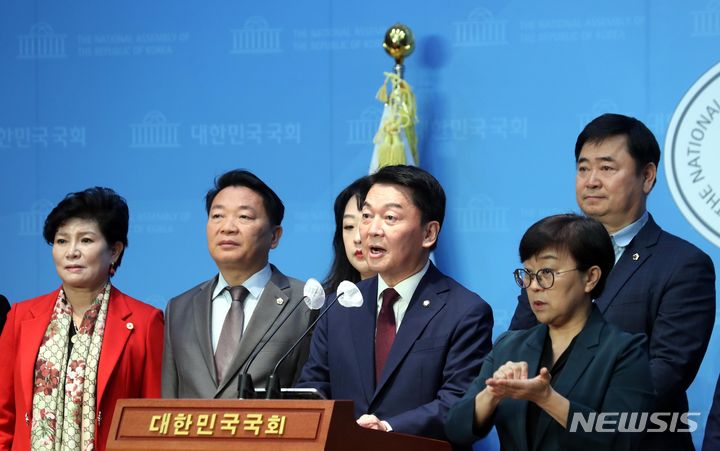 [서울=뉴시스] 조성봉 기자 = 안철수 국민의힘 의원이 16일 오전 서울 여의도 국회 소통관에서 이준석 전 대표 제명 촉구 기자회견을 하고 있다. 2023.10.16.suncho21@newsis.com