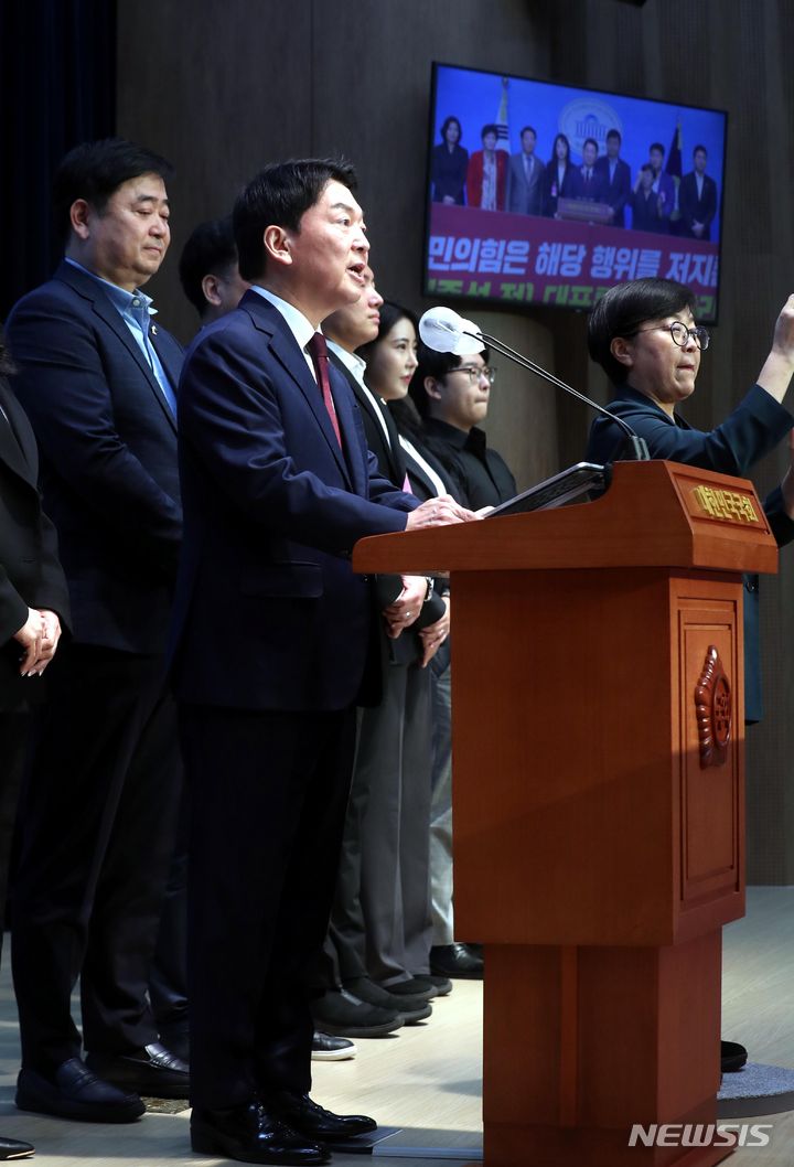 [서울=뉴시스] 조성봉 기자 = 안철수 국민의힘 의원이 16일 오전 서울 여의도 국회 소통관에서 이준석 전 대표 제명 촉구 기자회견을 하고 있다. 2023.10.16.suncho21@newsis.com