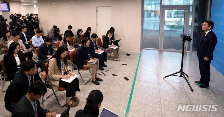 [서울=뉴시스] 조성봉 기자 = 안철수 국민의힘 의원이 16일 오전 서울 여의도 국회 소통관에서 이준석 전 대표 제명 촉구 기자회견을 마치고 취재진의 질문에 답변하고 있다. 2023.10.16.suncho21@newsis.com