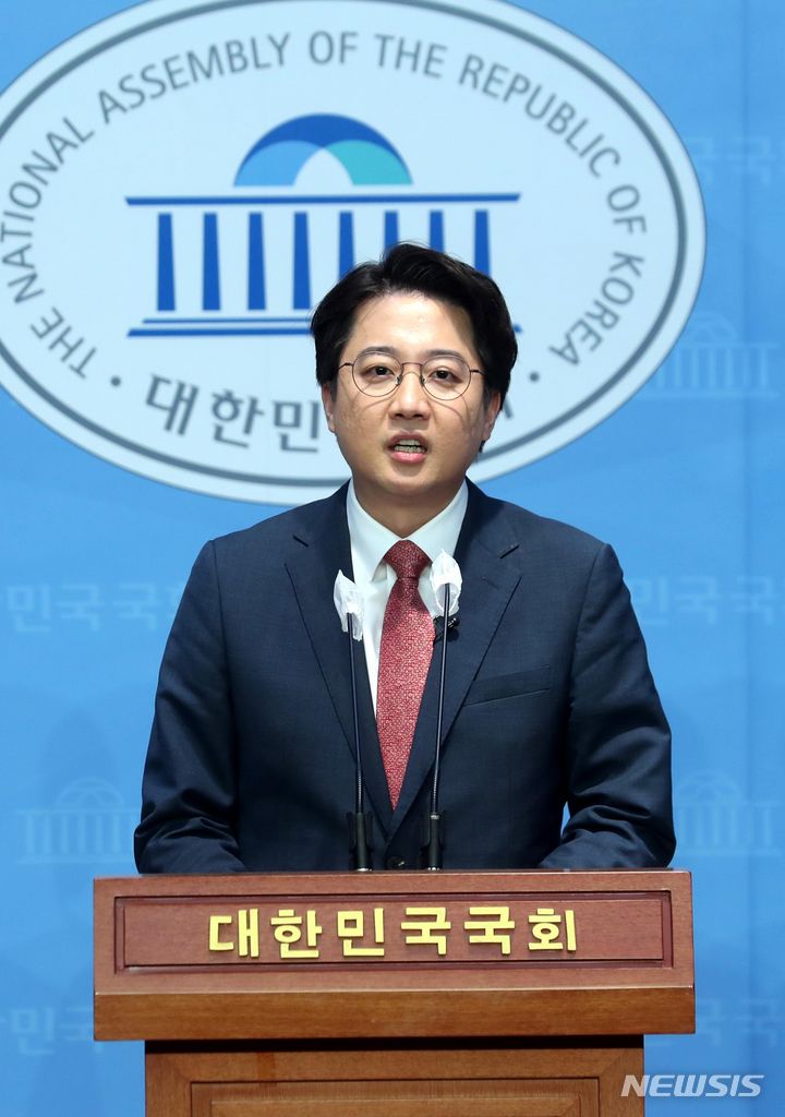 [서울=뉴시스] 조성봉 기자 = 이준석 전 국민의힘 대표가 16일 오전 서울 여의도 국회 소통관에서 '윤석열 대툥령의 용기와 결단을 촉구하는 기자회견을 하고 있다. 2023.10.16.suncho21@newsis.com