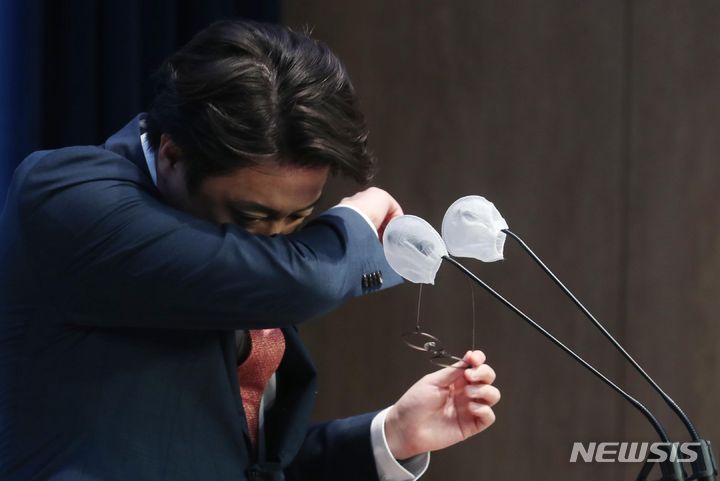 [서울=뉴시스] 조성봉 기자 = 이준석 전 국민의힘 대표가 16일 오전 서울 여의도 국회 소통관에서 열린 '윤석열 대툥령의 용기와 결단 촉구' 기자회견에서 눈물을 훔치고 있다. 2023.10.16.suncho21@newsis.com
