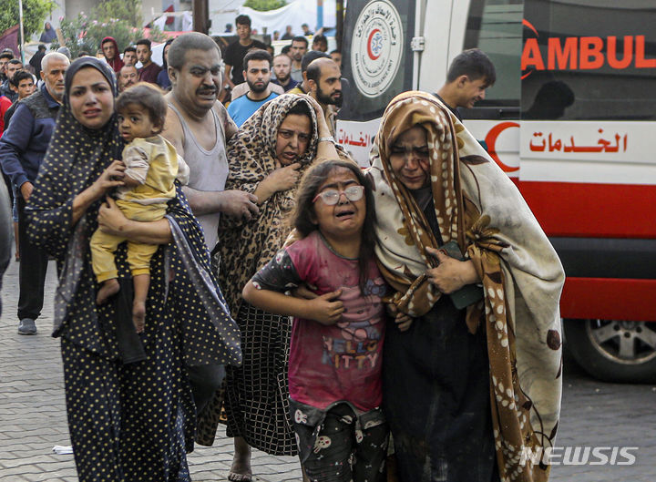 [가자시티=AP/뉴시스] 16일(현지시각) 가자지구 중심부 가자시티에서 이스라엘의 공습으로 부상한 팔레스타인 주민들이 알-시파 병원에 몰려들고 있다. 2023.10.17.