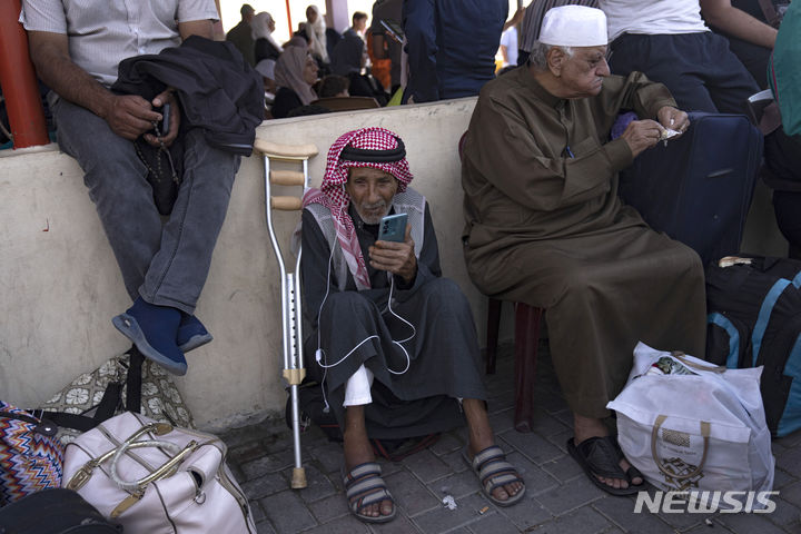 [라파=AP/뉴시스] 가자지구 팔레스타인 피난민들이 10월16일 라파 국경 검문소 부근에서 이집트로 넘어가기를 기다리고 있다. 2023.10.17.
