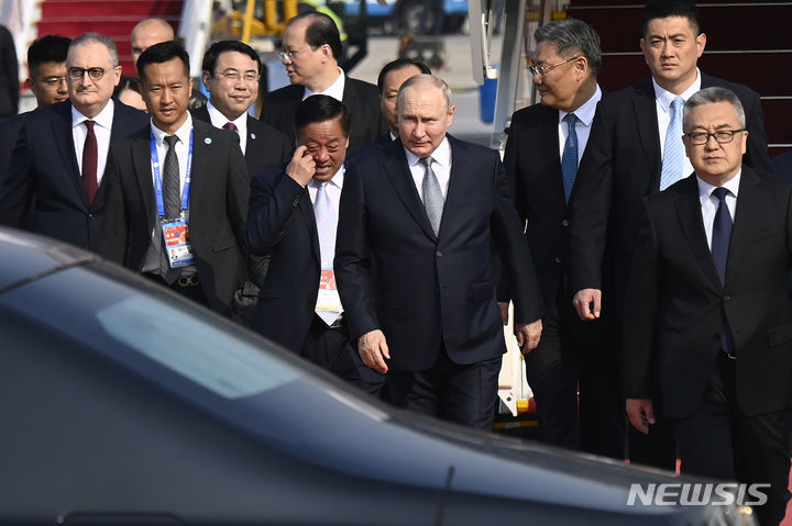 [베이징=AP/뉴시스] 블라디미르 푸틴(가운데) 러시아 대통령이 10월17일 중국 베이징에서 열리는 제3차 일대일로 포럼에 참석하기 위해 베이징 공항에 도착하고 있다. 2023.10.17.
