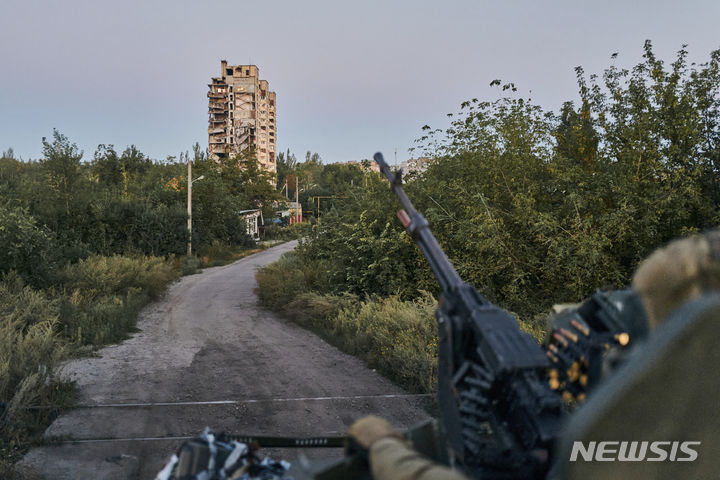 [아우디우카=AP/뉴시스]우크라이나 동부 도네츠크 지역 아우디우카에서 우크라이나군이 지난 8월 방어태세를 갖추고 있다. 러시아군이 서방의 지원이 약해지는 틈을 타 아우디우카 공략에 집중하고 있다. 2023.11.28.