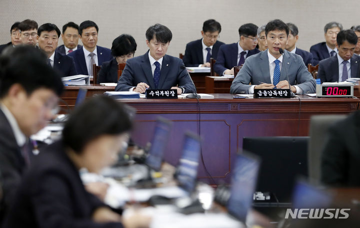 금융감독원 국정감사. [서울=뉴시스] 최동준 기자 = 이복현 금융감독원 원장이 17일 서울 영등포구 금융감독원에서 열린 국회 정무위원회의 금융감독원에 대한 국정감사에서 질의에 답변하고 있다. 2023.10.17. photocdj@newsis.com